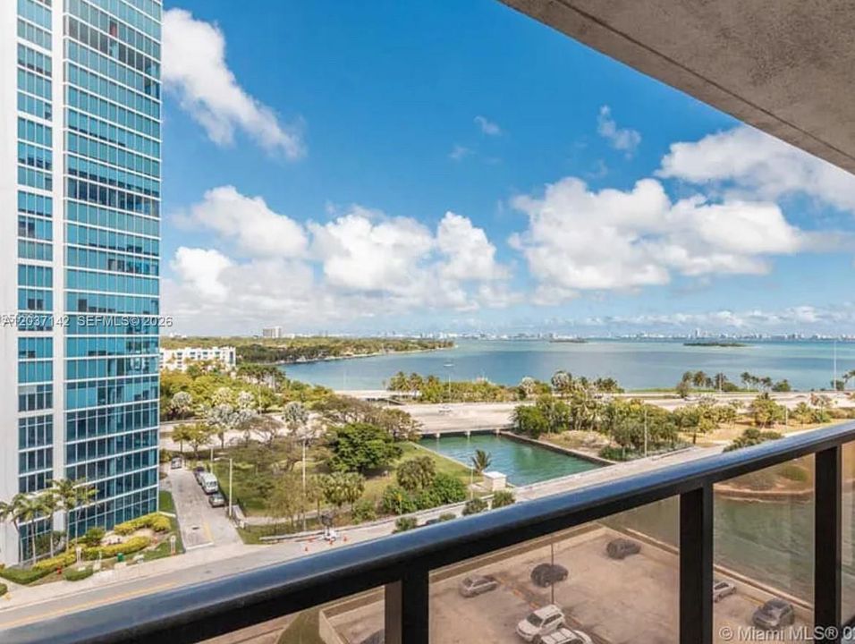For Rent: $3,500 (2 beds, 2 baths, 990 Square Feet)