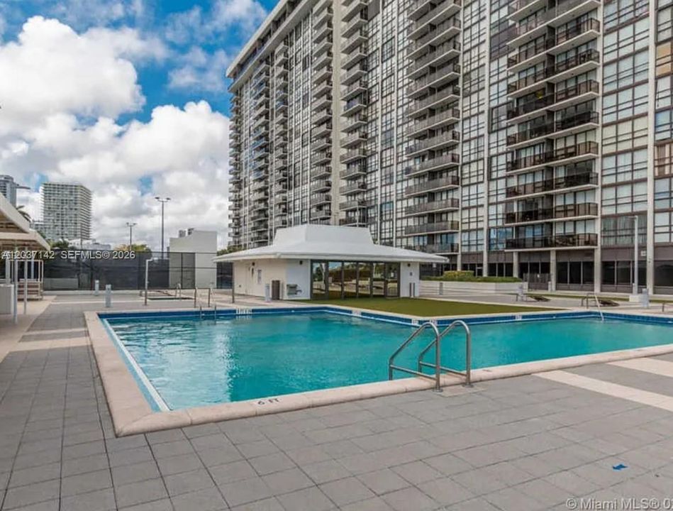 For Rent: $3,500 (2 beds, 2 baths, 990 Square Feet)