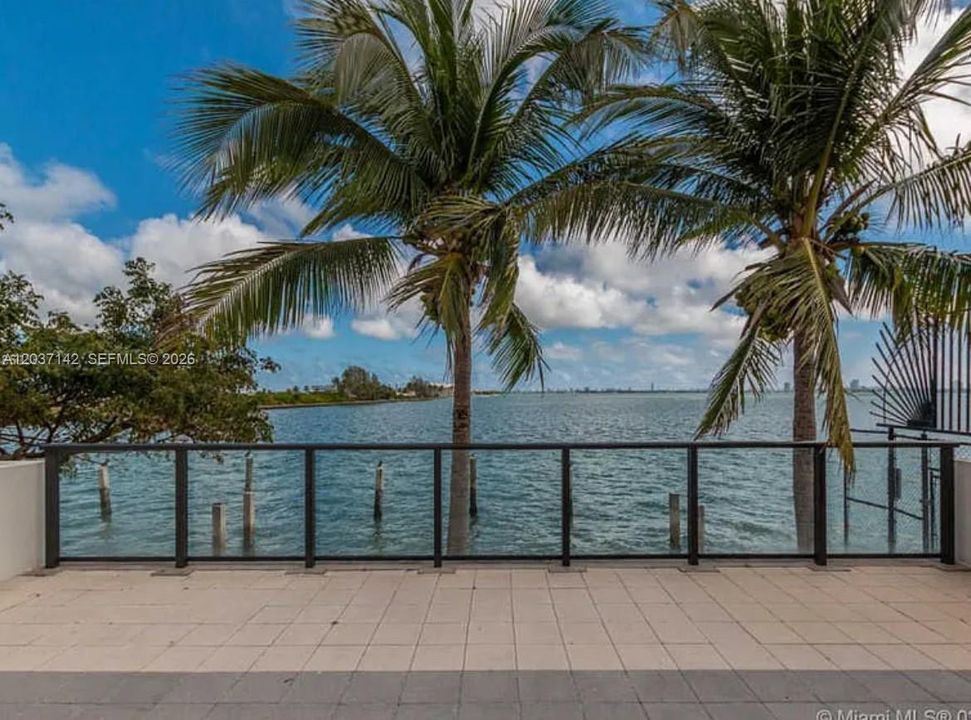 For Rent: $3,500 (2 beds, 2 baths, 990 Square Feet)
