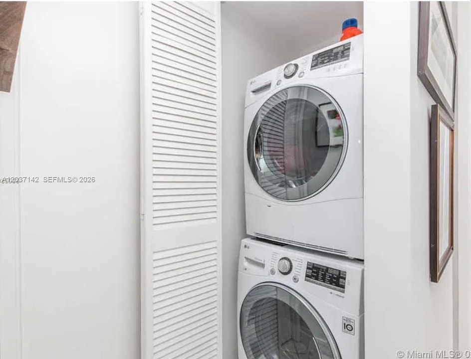 For Rent: $3,500 (2 beds, 2 baths, 990 Square Feet)