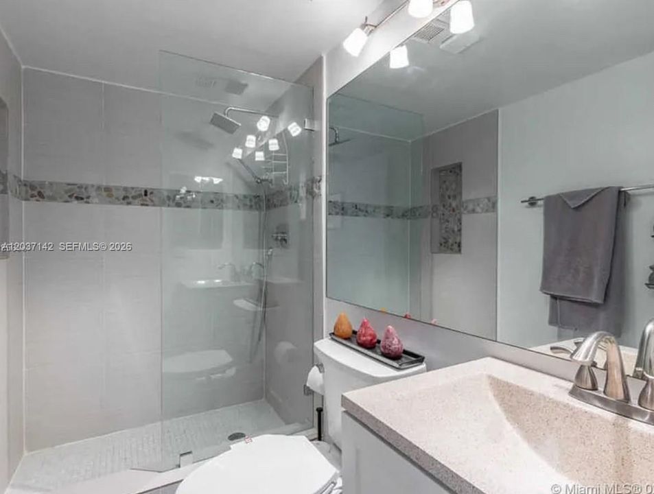 For Rent: $3,500 (2 beds, 2 baths, 990 Square Feet)