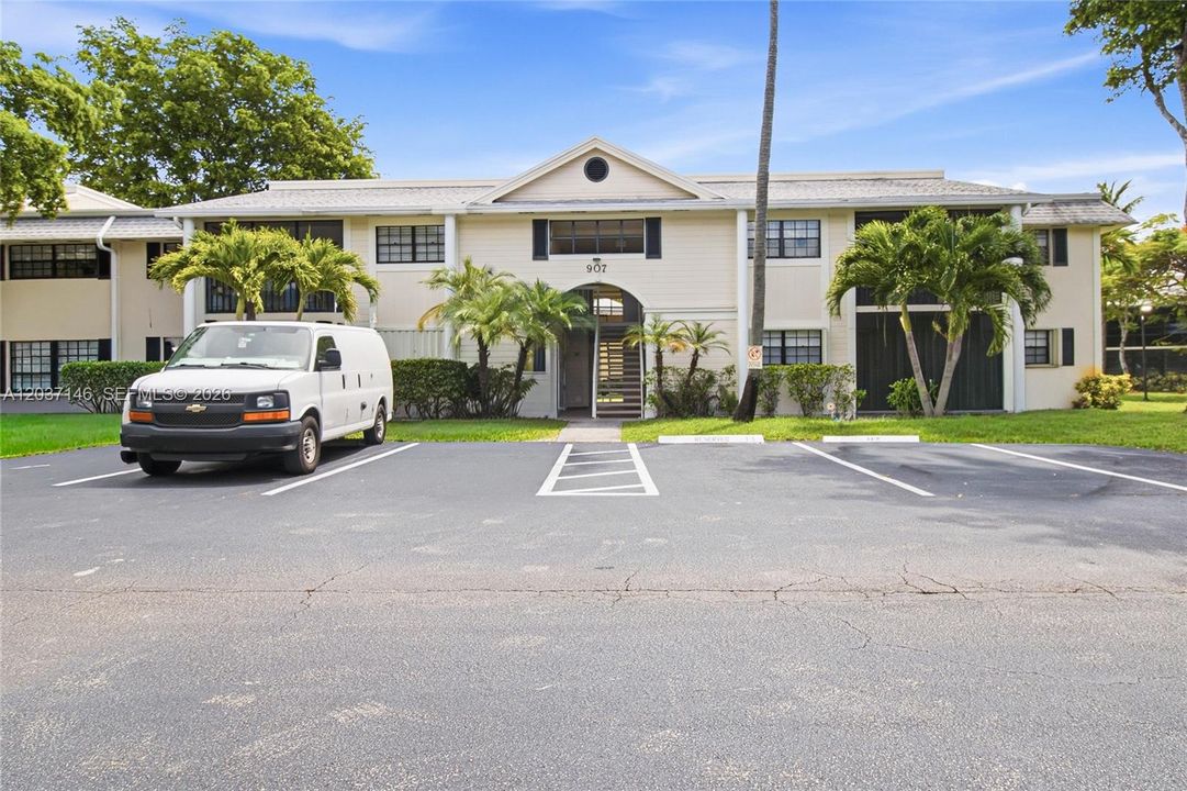 For Sale: $185,000 (2 beds, 2 baths, 907 Square Feet)