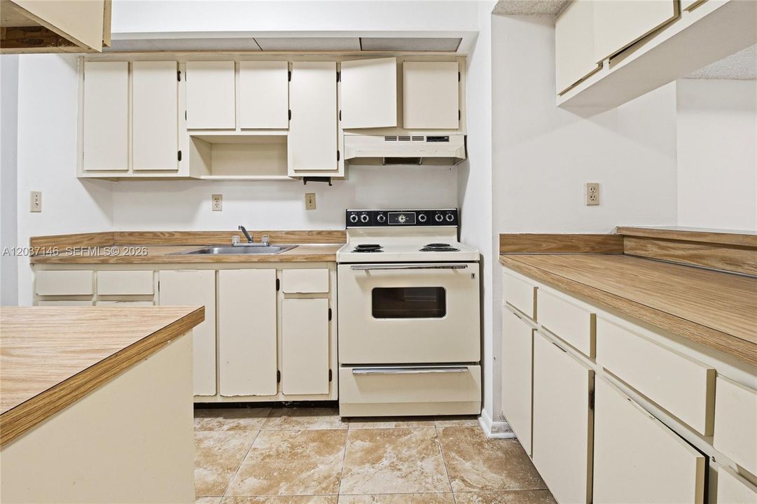 For Sale: $185,000 (2 beds, 2 baths, 907 Square Feet)