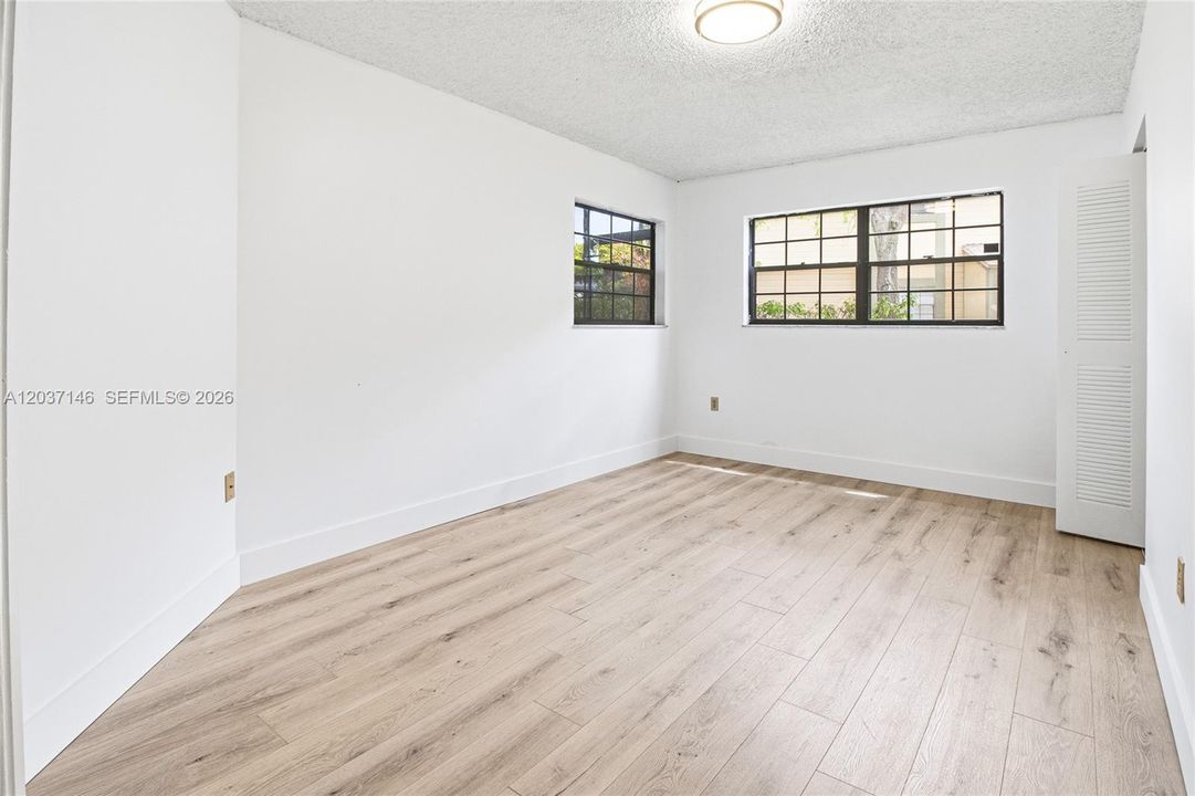 For Sale: $185,000 (2 beds, 2 baths, 907 Square Feet)