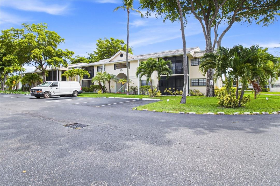 For Sale: $185,000 (2 beds, 2 baths, 907 Square Feet)