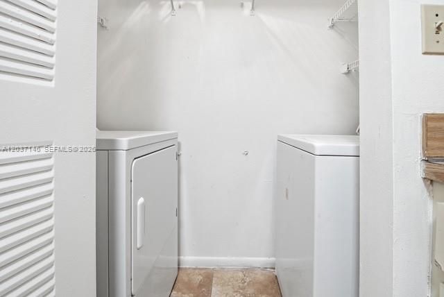 For Sale: $185,000 (2 beds, 2 baths, 907 Square Feet)