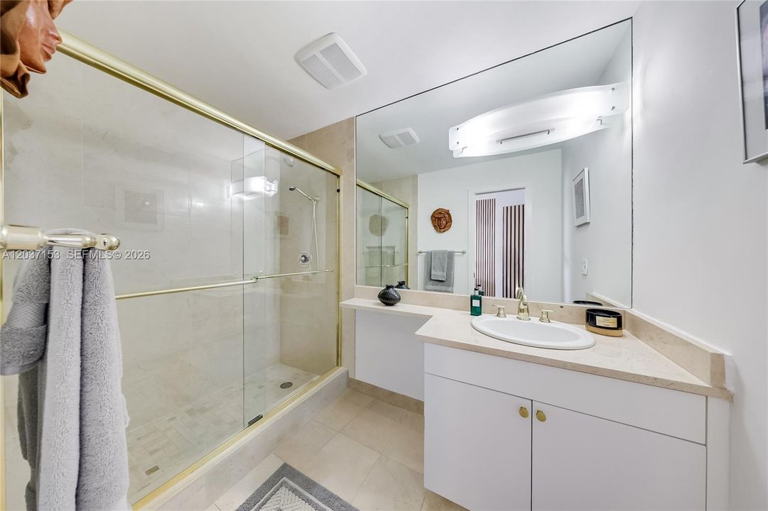 For Rent: $12,000 (3 beds, 2 baths, 2010 Square Feet)