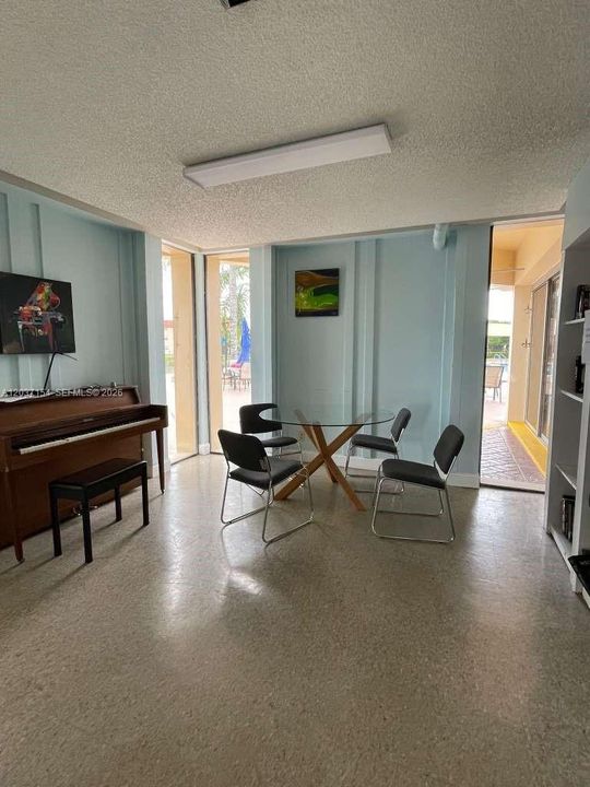 For Sale: $115,000 (1 beds, 1 baths, 640 Square Feet)