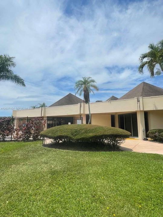 For Sale: $115,000 (1 beds, 1 baths, 640 Square Feet)