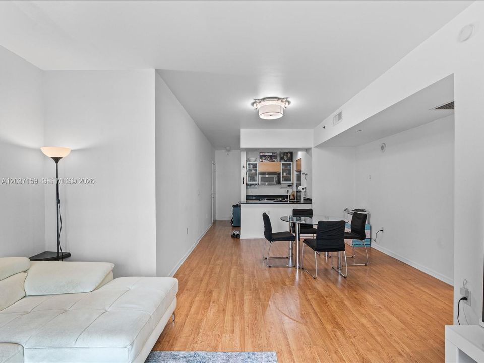 For Sale: $415,000 (1 beds, 1 baths, 704 Square Feet)