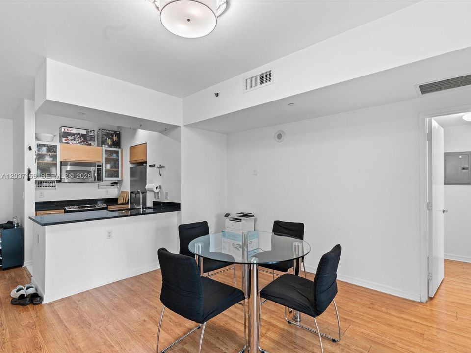 For Sale: $415,000 (1 beds, 1 baths, 704 Square Feet)