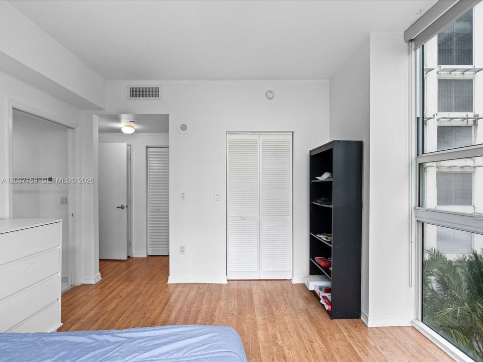 For Sale: $415,000 (1 beds, 1 baths, 704 Square Feet)