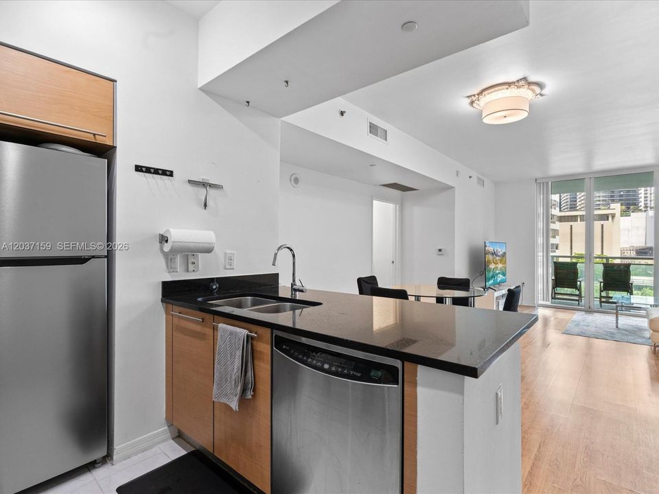 For Sale: $415,000 (1 beds, 1 baths, 704 Square Feet)