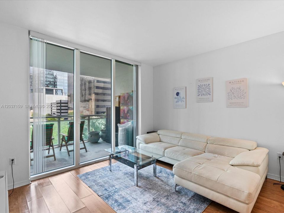 For Sale: $415,000 (1 beds, 1 baths, 704 Square Feet)