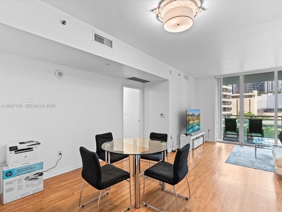 For Sale: $415,000 (1 beds, 1 baths, 704 Square Feet)
