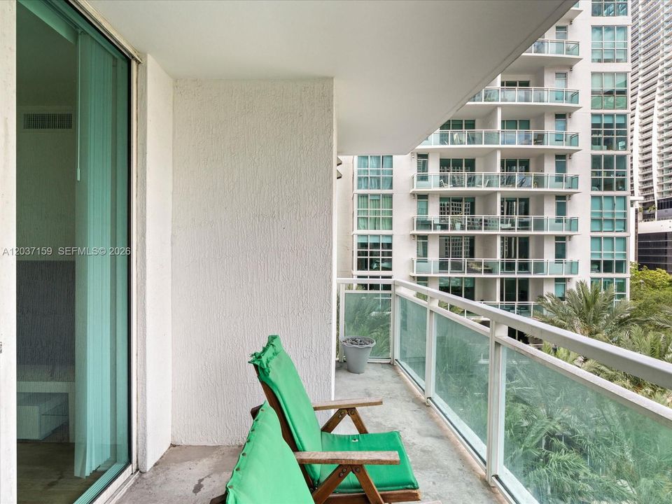 For Sale: $415,000 (1 beds, 1 baths, 704 Square Feet)