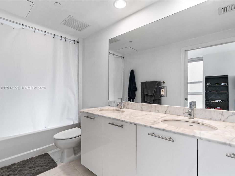 For Sale: $415,000 (1 beds, 1 baths, 704 Square Feet)