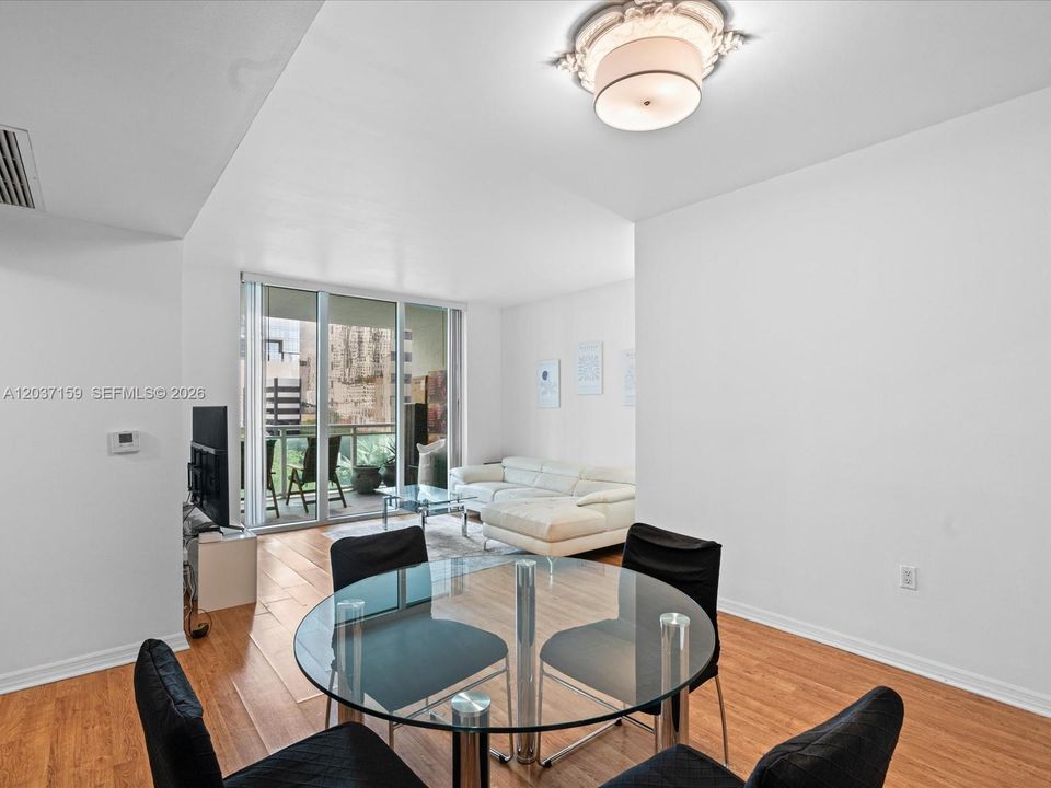 For Sale: $415,000 (1 beds, 1 baths, 704 Square Feet)