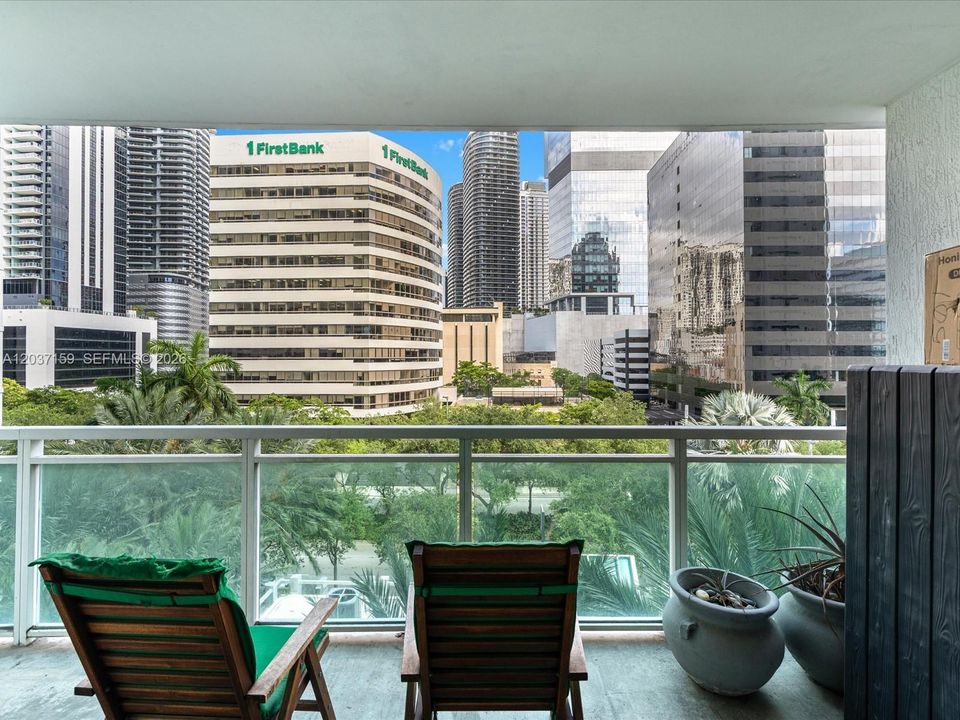 For Sale: $415,000 (1 beds, 1 baths, 704 Square Feet)