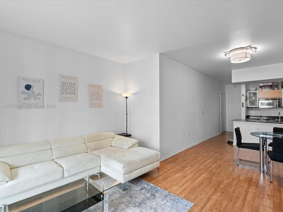 For Sale: $415,000 (1 beds, 1 baths, 704 Square Feet)