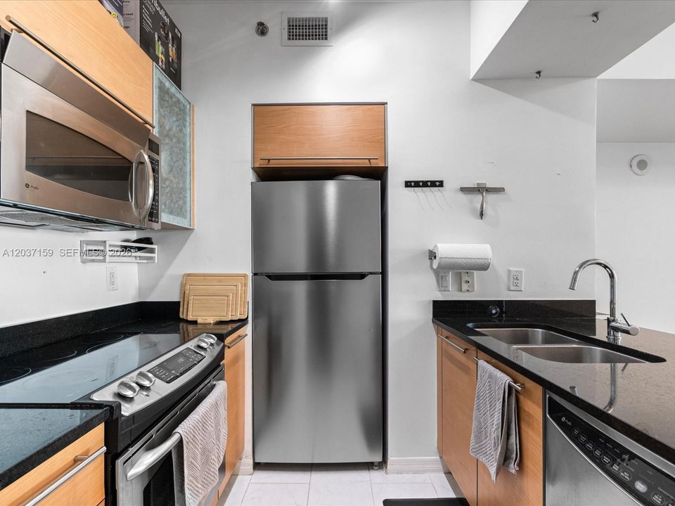 For Sale: $415,000 (1 beds, 1 baths, 704 Square Feet)
