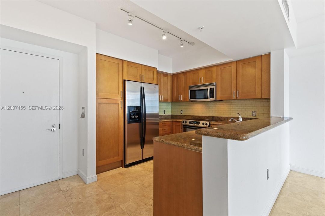 For Sale: $289,000 (1 beds, 1 baths, 915 Square Feet)