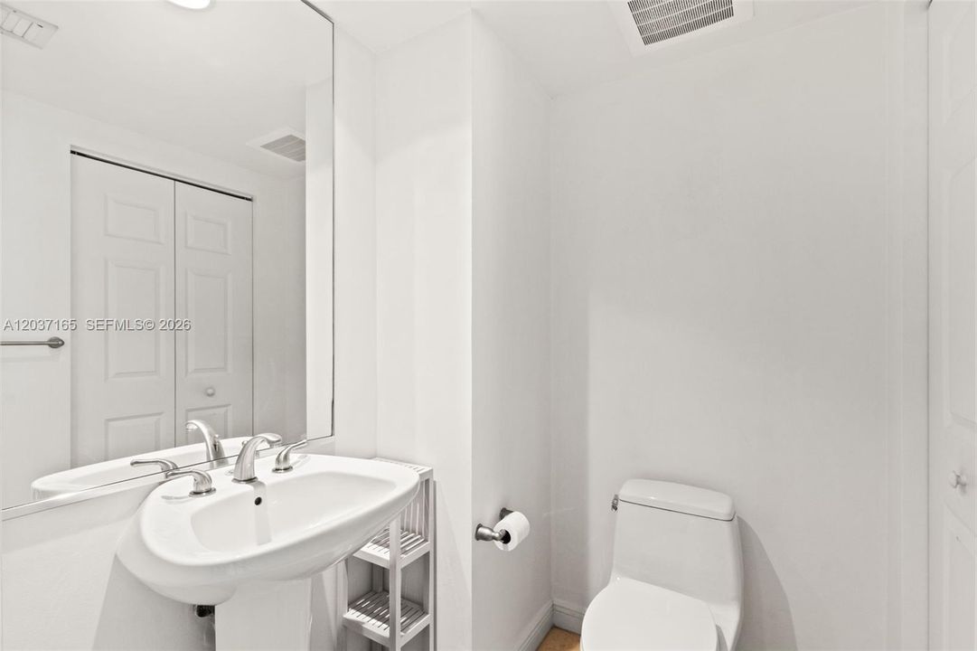 For Sale: $289,000 (1 beds, 1 baths, 915 Square Feet)