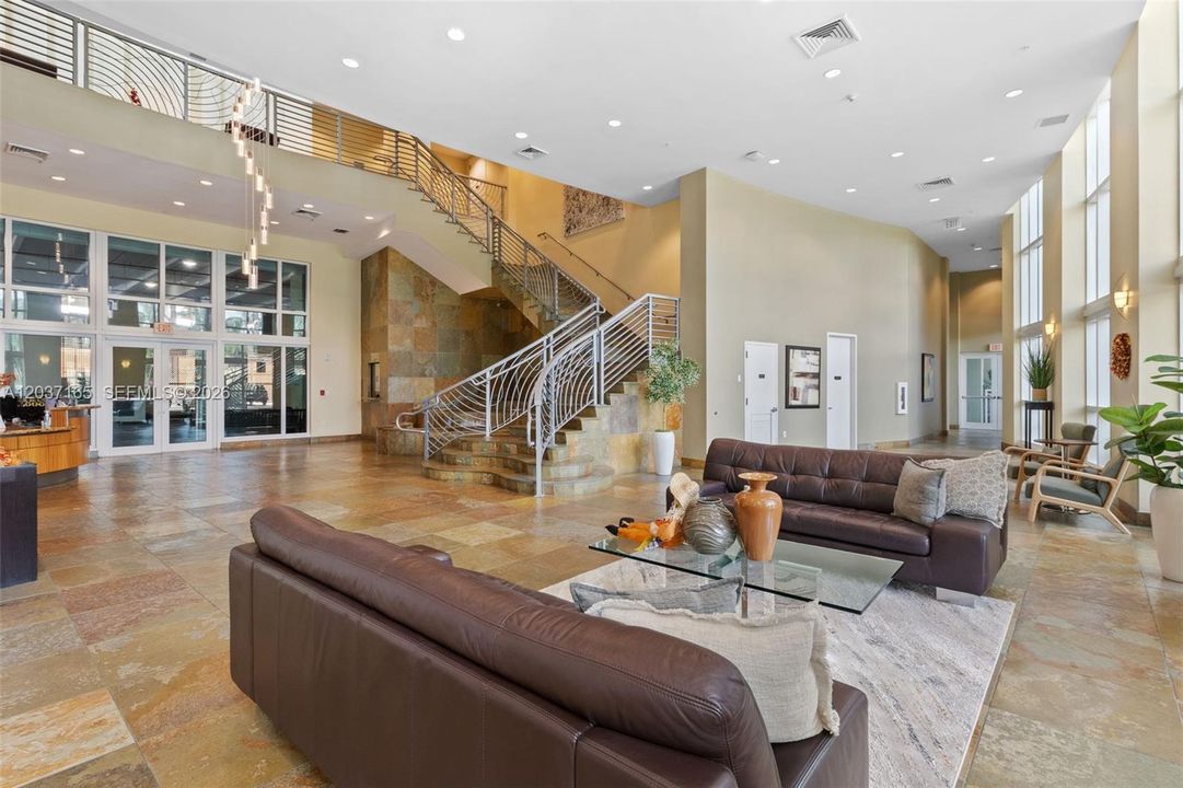 For Sale: $289,000 (1 beds, 1 baths, 915 Square Feet)