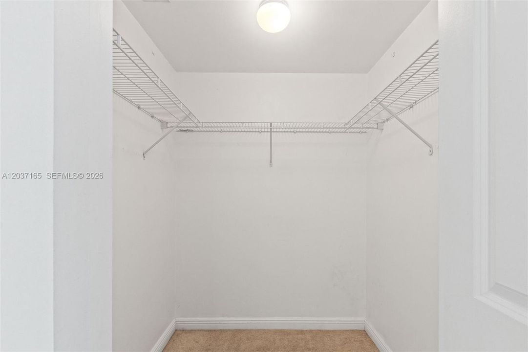 For Sale: $289,000 (1 beds, 1 baths, 915 Square Feet)