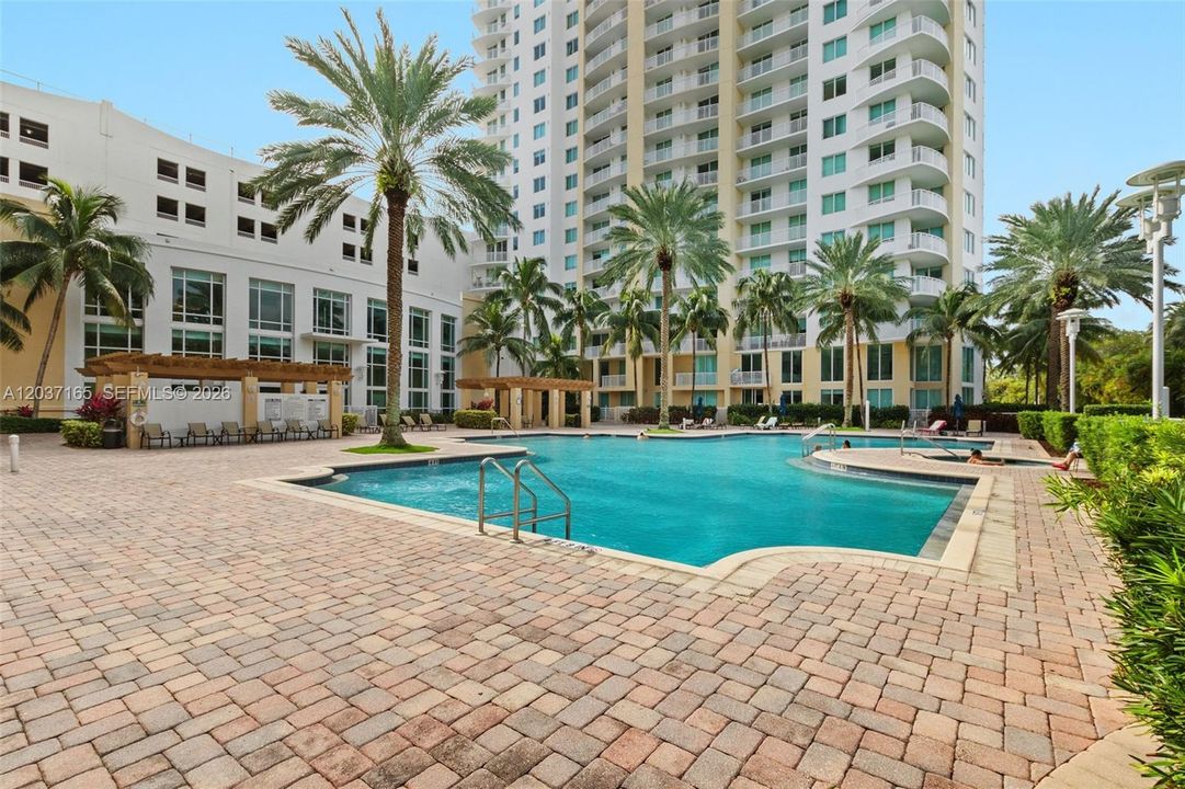 For Sale: $289,000 (1 beds, 1 baths, 915 Square Feet)