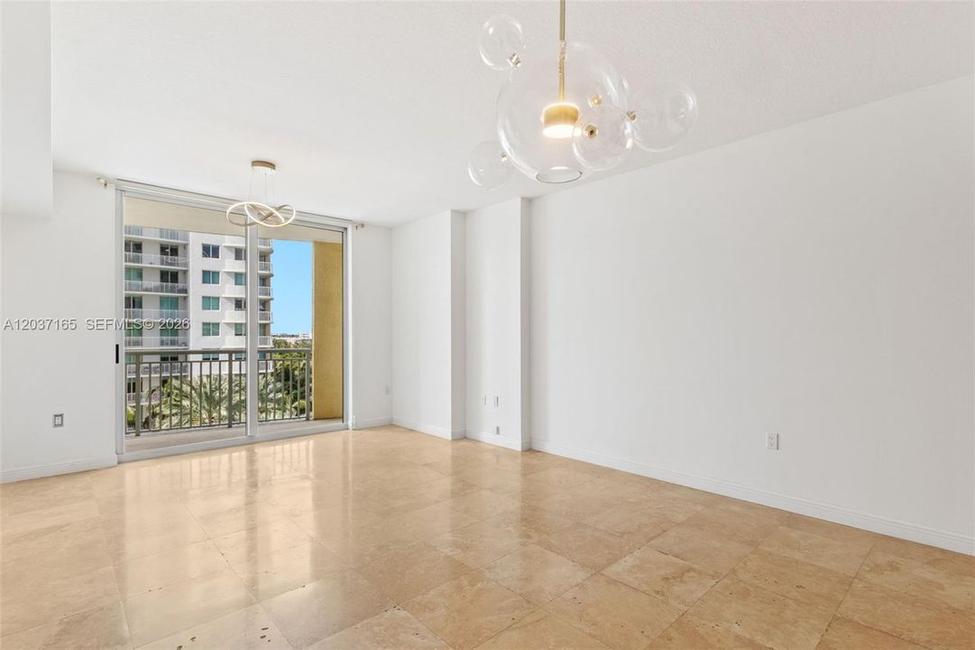 For Sale: $289,000 (1 beds, 1 baths, 915 Square Feet)
