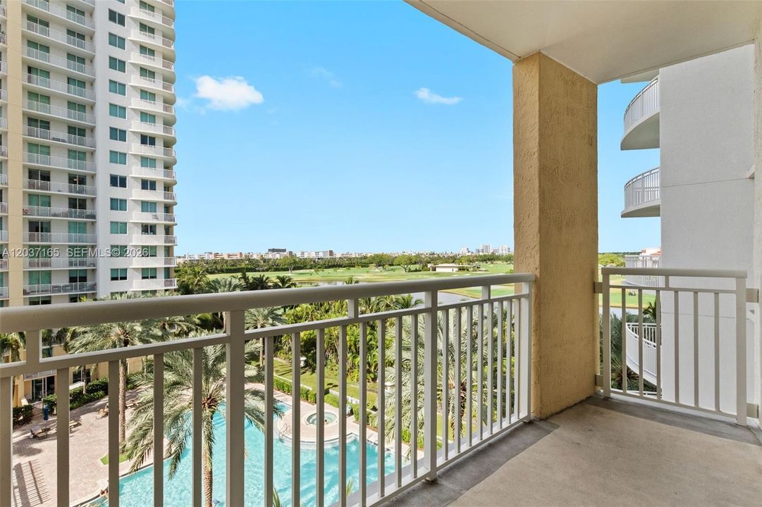 For Sale: $289,000 (1 beds, 1 baths, 915 Square Feet)