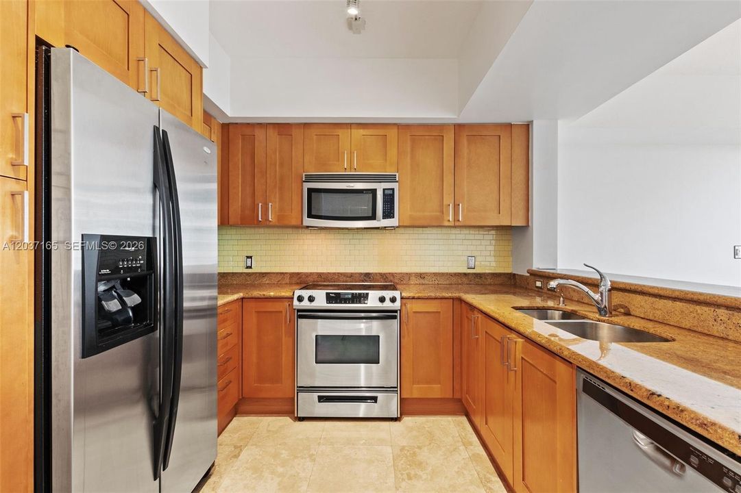 For Sale: $289,000 (1 beds, 1 baths, 915 Square Feet)