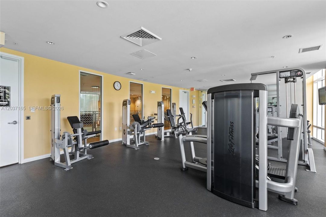 For Sale: $289,000 (1 beds, 1 baths, 915 Square Feet)