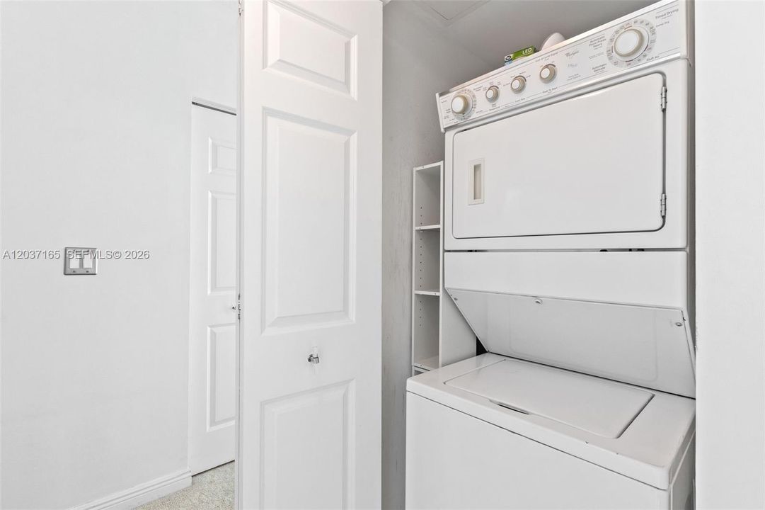 For Sale: $289,000 (1 beds, 1 baths, 915 Square Feet)