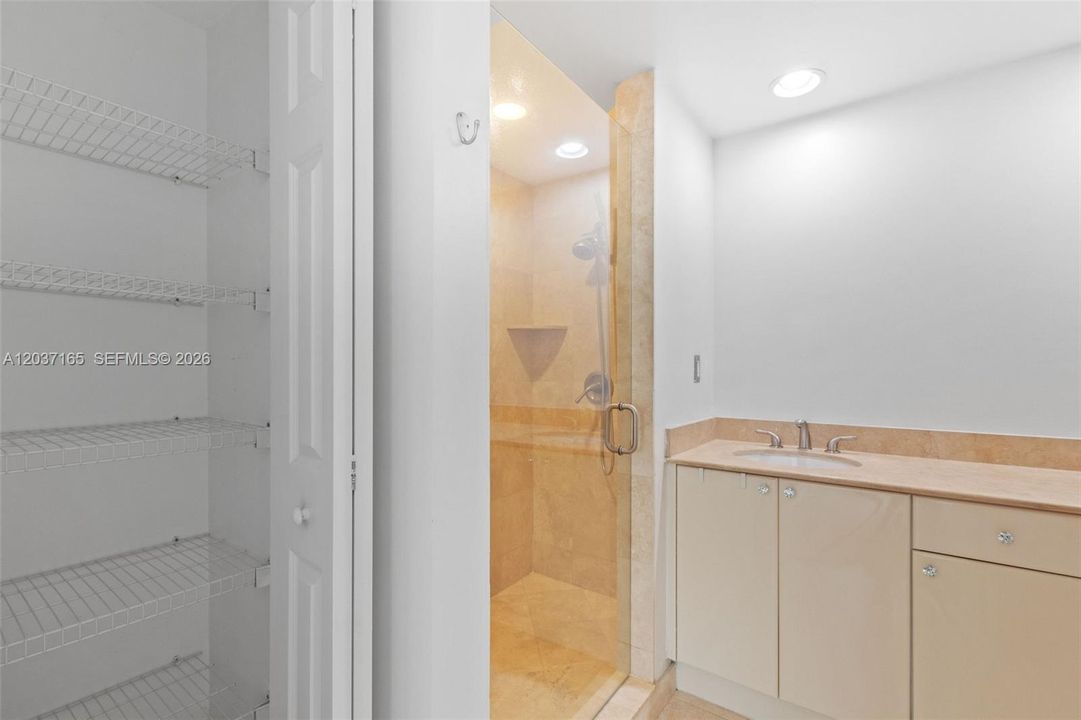 For Sale: $289,000 (1 beds, 1 baths, 915 Square Feet)