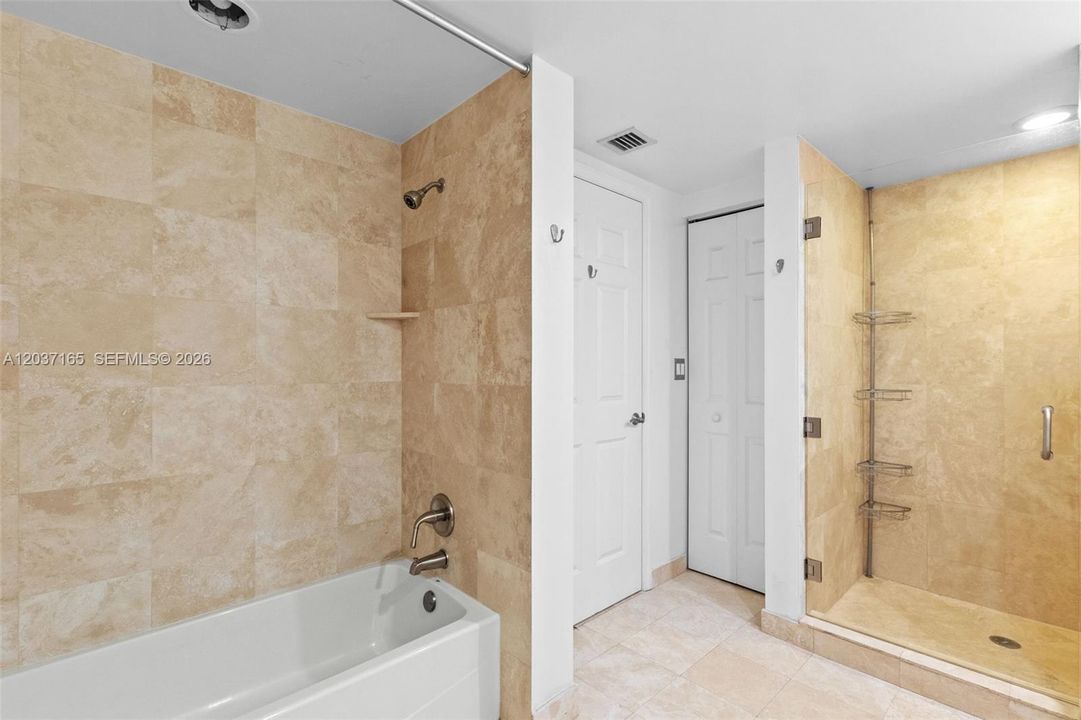 For Sale: $289,000 (1 beds, 1 baths, 915 Square Feet)