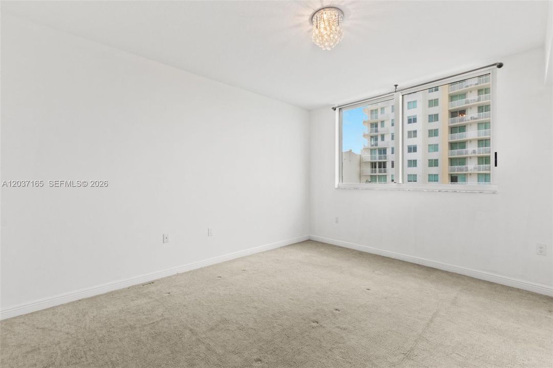 For Sale: $289,000 (1 beds, 1 baths, 915 Square Feet)