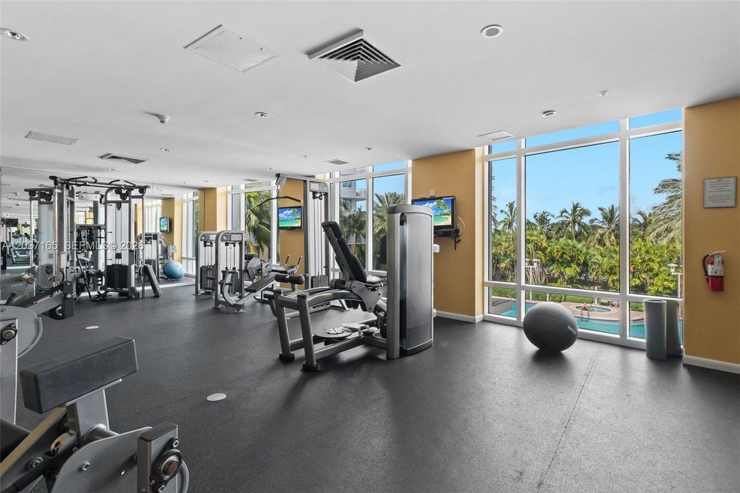 For Sale: $289,000 (1 beds, 1 baths, 915 Square Feet)