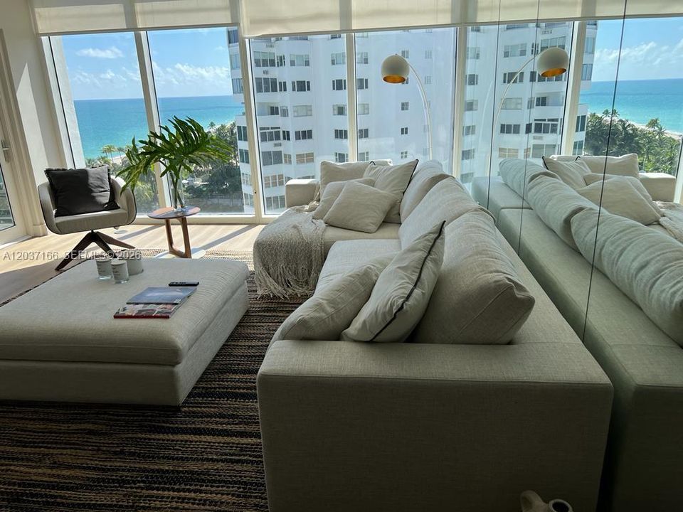 For Sale: $870,000 (1 beds, 1 baths, 896 Square Feet)