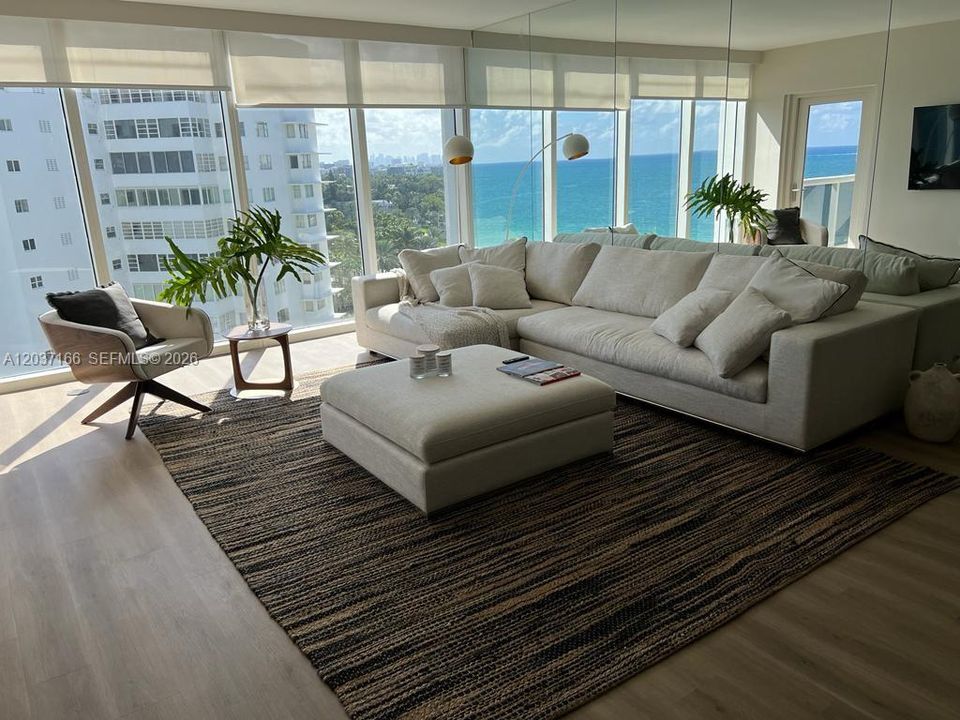 For Sale: $870,000 (1 beds, 1 baths, 896 Square Feet)