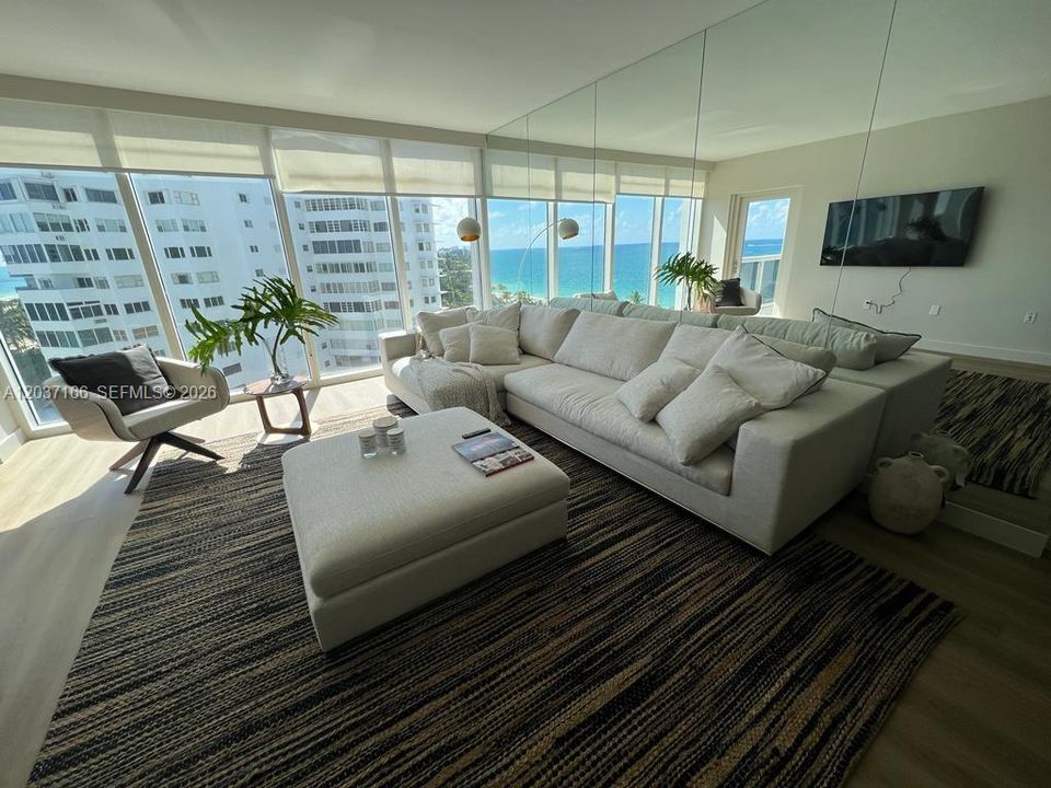 For Sale: $870,000 (1 beds, 1 baths, 896 Square Feet)