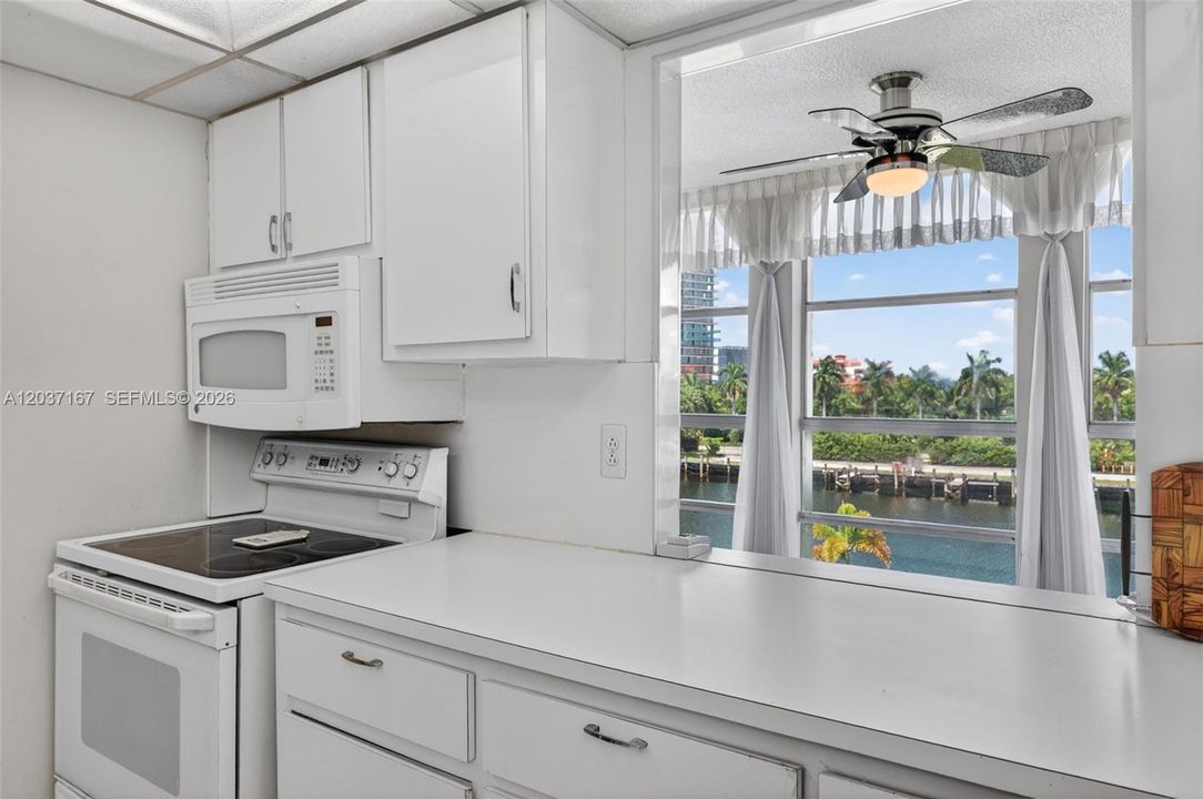 For Sale: $349,900 (2 beds, 2 baths, 1500 Square Feet)