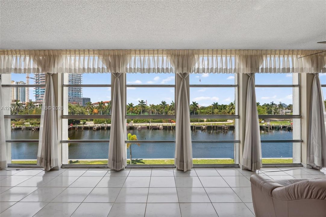 For Sale: $349,900 (2 beds, 2 baths, 1500 Square Feet)