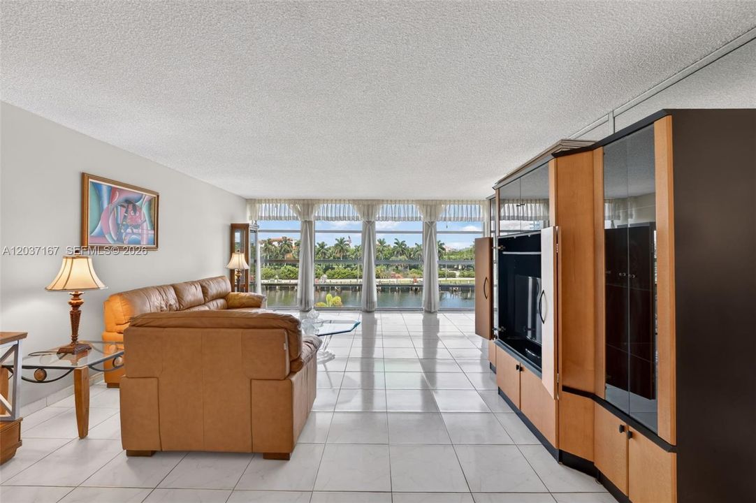 For Sale: $349,900 (2 beds, 2 baths, 1500 Square Feet)