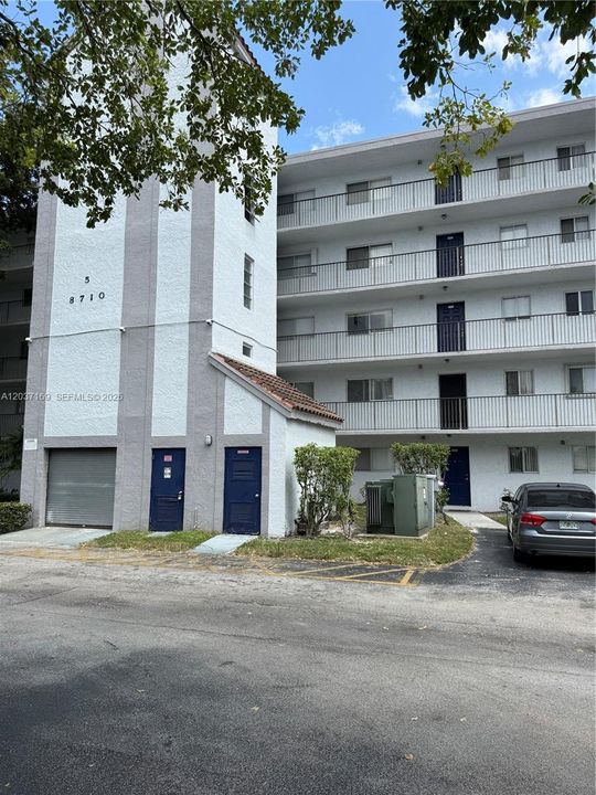 For Sale: $289,000 (2 beds, 2 baths, 832 Square Feet)