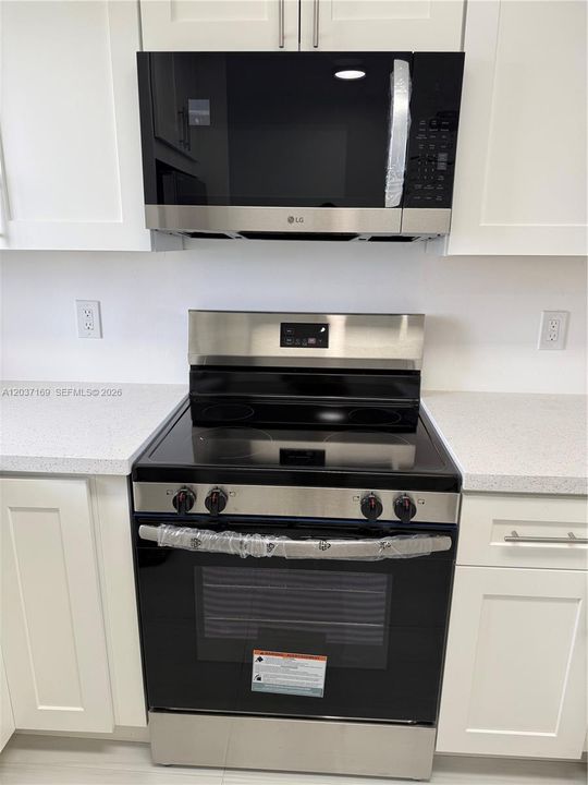 For Sale: $289,000 (2 beds, 2 baths, 832 Square Feet)