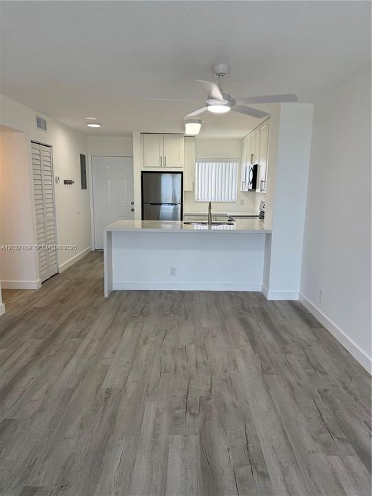 For Sale: $289,000 (2 beds, 2 baths, 832 Square Feet)