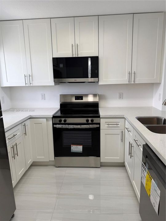 For Sale: $289,000 (2 beds, 2 baths, 832 Square Feet)
