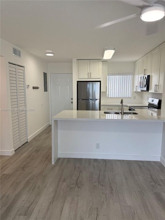 For Sale: $289,000 (2 beds, 2 baths, 832 Square Feet)